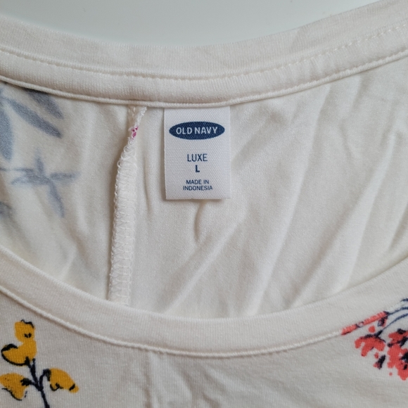 Old Navy Cream Colored Floral Tank Top. ♡5 For $25♡ - Picture 2 of 2
